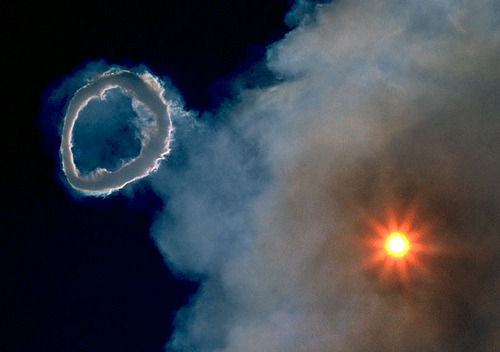 snuzifer-gordon-levitt:sixpenceee:A compilation of smoke rings from volcanosGod is doing vape tricks