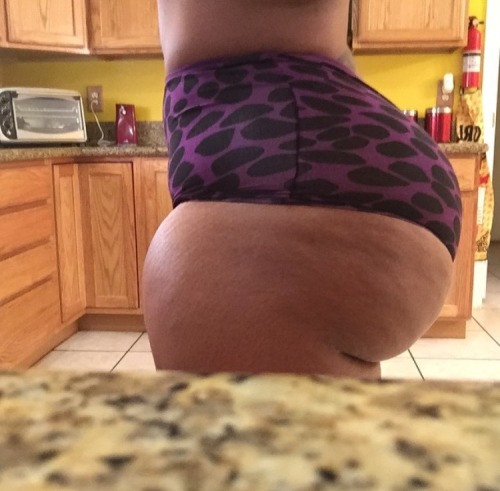 bigbootymagazine:  These tight shorts show porn pictures