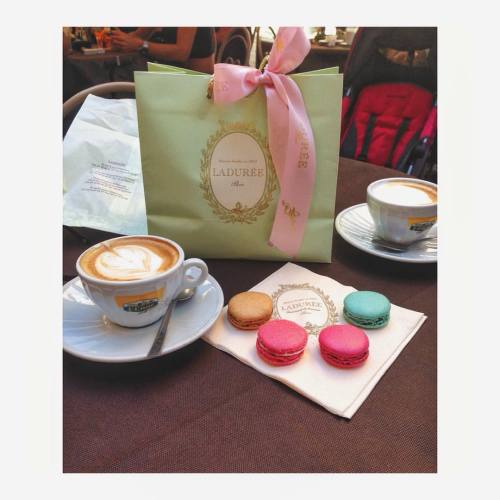 l a d u r é e #laduree #lucca #italy #italia #summer #mik_nyár #mik #cappuccino #macaron #macarons #