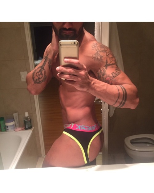 zenyomi:  aluking:  Sexy  W H O