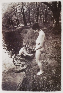 dirtykarissa:  babylonbabys:  Boris Mikhailov, Série “Calendrier”, Kharkov, Ukraine, fin des années 60  Truly vintage pisswhores   Eine geile Stehpisserin