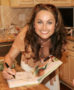 miscellaneous-pleasures:  Giada de Laurentiis (Everyday Italian on the Food Network) cooking….if it takes more time to prepare than eat, not worth it.  watching her show….so worth it.