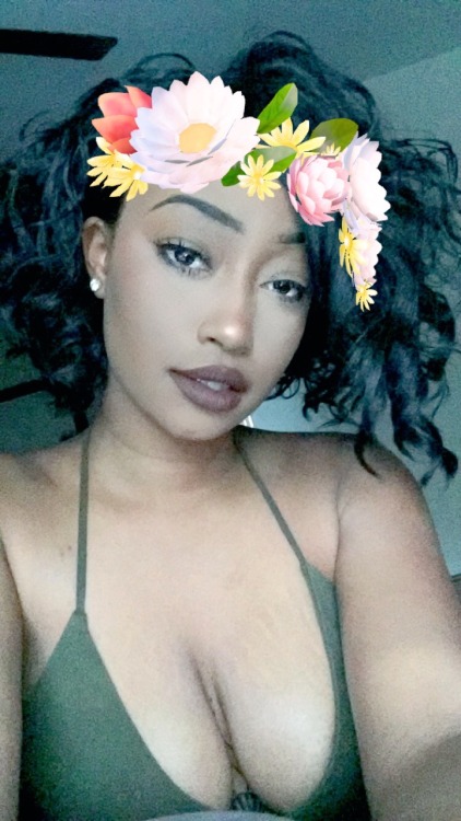 zuluwarriorkhan:  wavy-ting:  flower crowns and titties  Oh my gawd