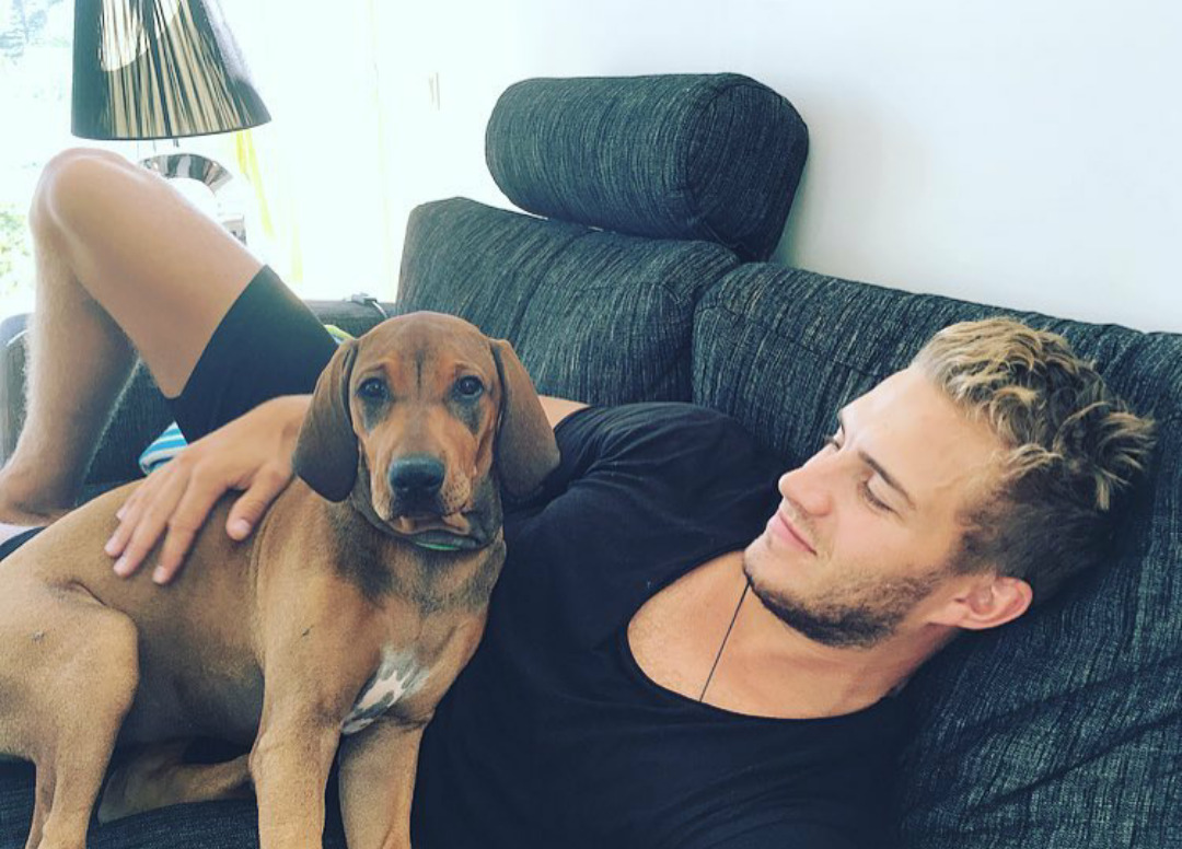 hockeyplayerswithpets: Andre Burakovsky holding