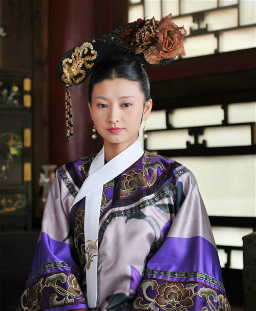 mingsonjia: fuckyeahchinesefashion:Traditional manchu clothes, qizhuang旗装 in Chinese drama 甄嬛传/Zhen 