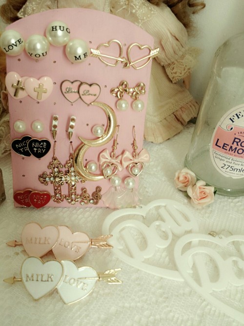 A few of my earrings, hairclips and things. If anyone wants source links give me an Ask, it’s 