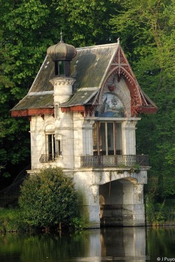 audreylovesparis:  Boat House on the bank