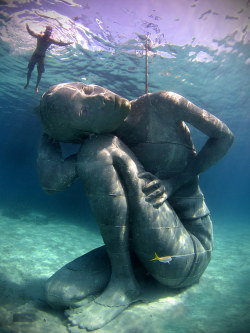 sixpenceee:  Artist Jason deCaires Taylor  installed this 18-feet-tall, 60-ton underwater sculpture of  Bahamian girl carrying the weight of the ocean in Nassau, Bahamas. (Source)