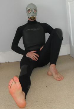 2manykinks:  2manykinks:  DAMN hot stud … gorgeous feet!  Love ‘em gasmasked and barefoot …  Too hot not to reblog.  This guy’s feet are immensely hot … and the wetsuit/gasmask combo is SO pervy!