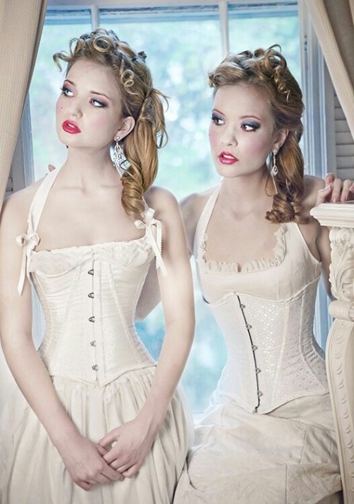 bridarella: two brides in wedding corset … nice time