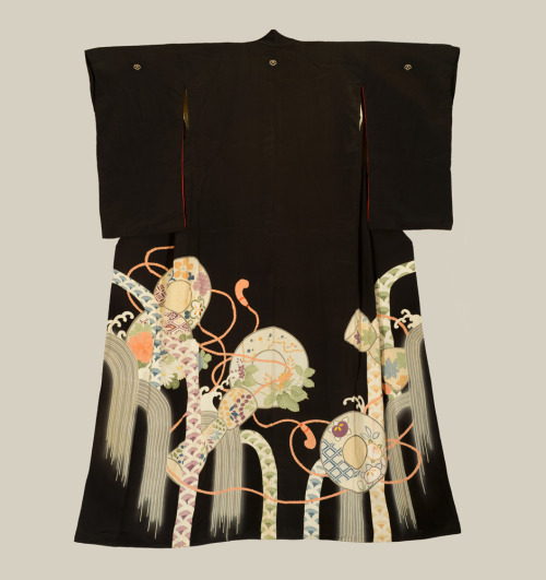 A silk Geisha Hikizuri featuring patterns created by yuzen-dyeing, embroidery highlights, and metall