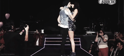chamel-forever-baby:  g-arotaswag-deactivated20150411: Melhor beijo ChaMel.  O Melhor dia que uma ChaMeleira poderia ter, a Capricho mostrando o beijo de ChaMel, há eu nasci para ver isso! 