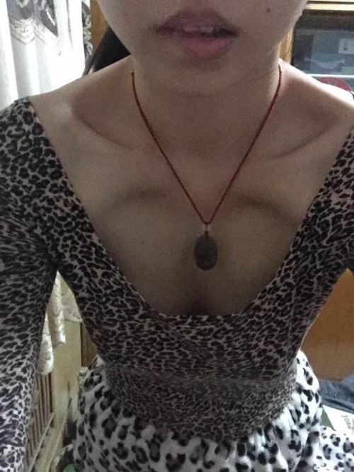 sluttishgf: 最近小骚货回家呆了几天。所以一直没更实在抱歉。 不过她回来的时候手机照片保管箱里多出了这几张照片是怎么回事。。。（她不知道我知道她的密码） 现在看看有谁认识她么 把她的名字私信