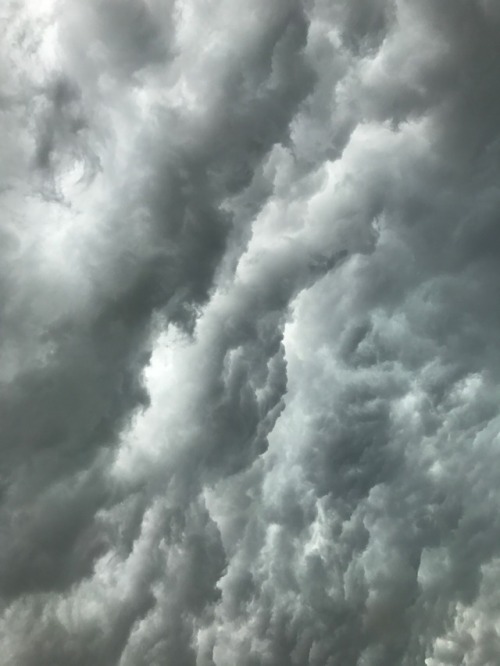 arhtsybee:storm clouds ⛈