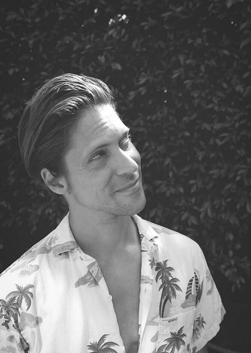 I'M SORRY BUT THIS MEN... I REALLY FEEL LIKE HE'S MY SAVE SPACE