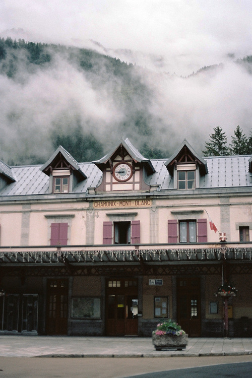 travelsofabrokegirl:The joy of taking an overnight bus means getting in early enough to see the fog 