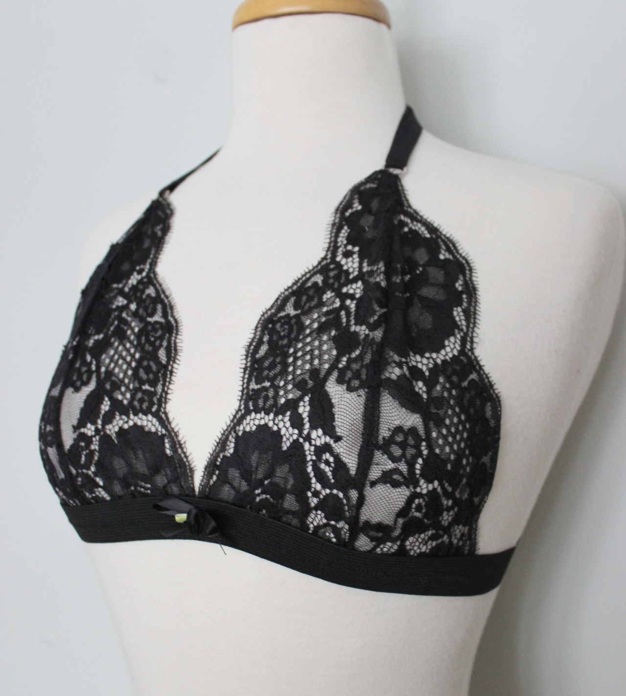 thecreepylittlegirl:  particularscarf:  thecreepylittlegirl:  Black Lace Soft Bra