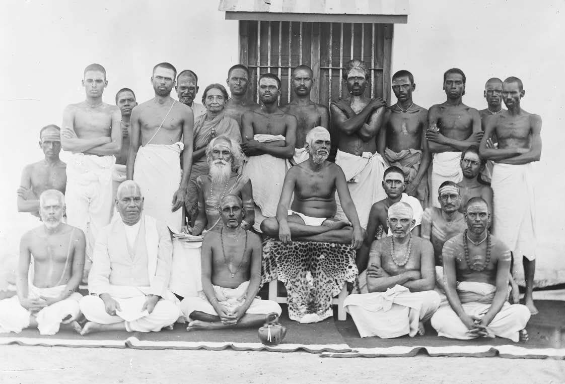 A Arte de Ser — Standing, middle row, second from left: Muruganar....