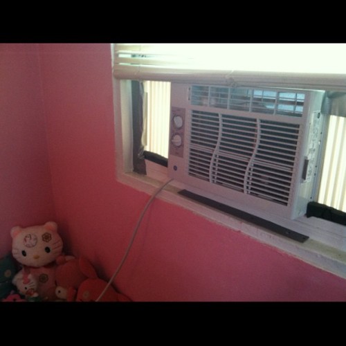 The most beautiful thing that has ever entered my apartment :’)  💖 #ac #princessroom #beatdaheat #hellokitty