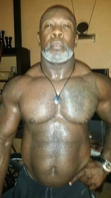hussainsafder: thiksoul69: Damn Daddy #thiksoul69 Very hot and sexy