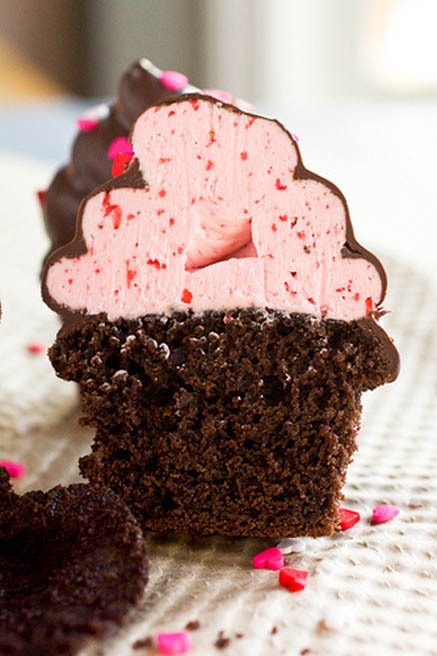 thecakebar:  Chocolate Covered Strawberry Hi Hat Cupcakes 