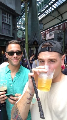 werewolfblake:  So @hannahshawntana and I had a pretty spectacular time at Diagon Alley over the weekend.