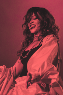 smokingsomethingwithrihanna:  Rock In Rio (Sep. 26) 