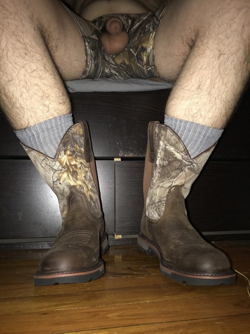 bootedbottompig: 45shooterbk:Obsessed. Fuck yeah! Oink!