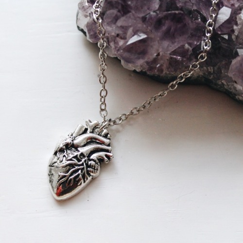 jeziejewelry:An intricately detailed anatomical heart necklace, available here, from Jezie Jewelry. 