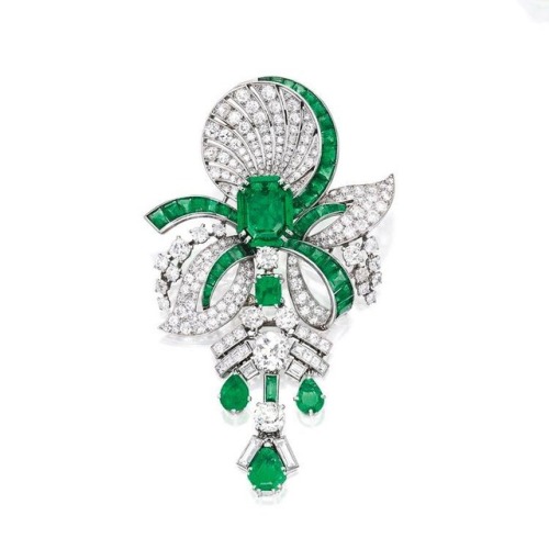 A 1935 Mauboussin platinum, emerald and diamond pendant-brooch. Sold at auction in 2013. #jewelryadd