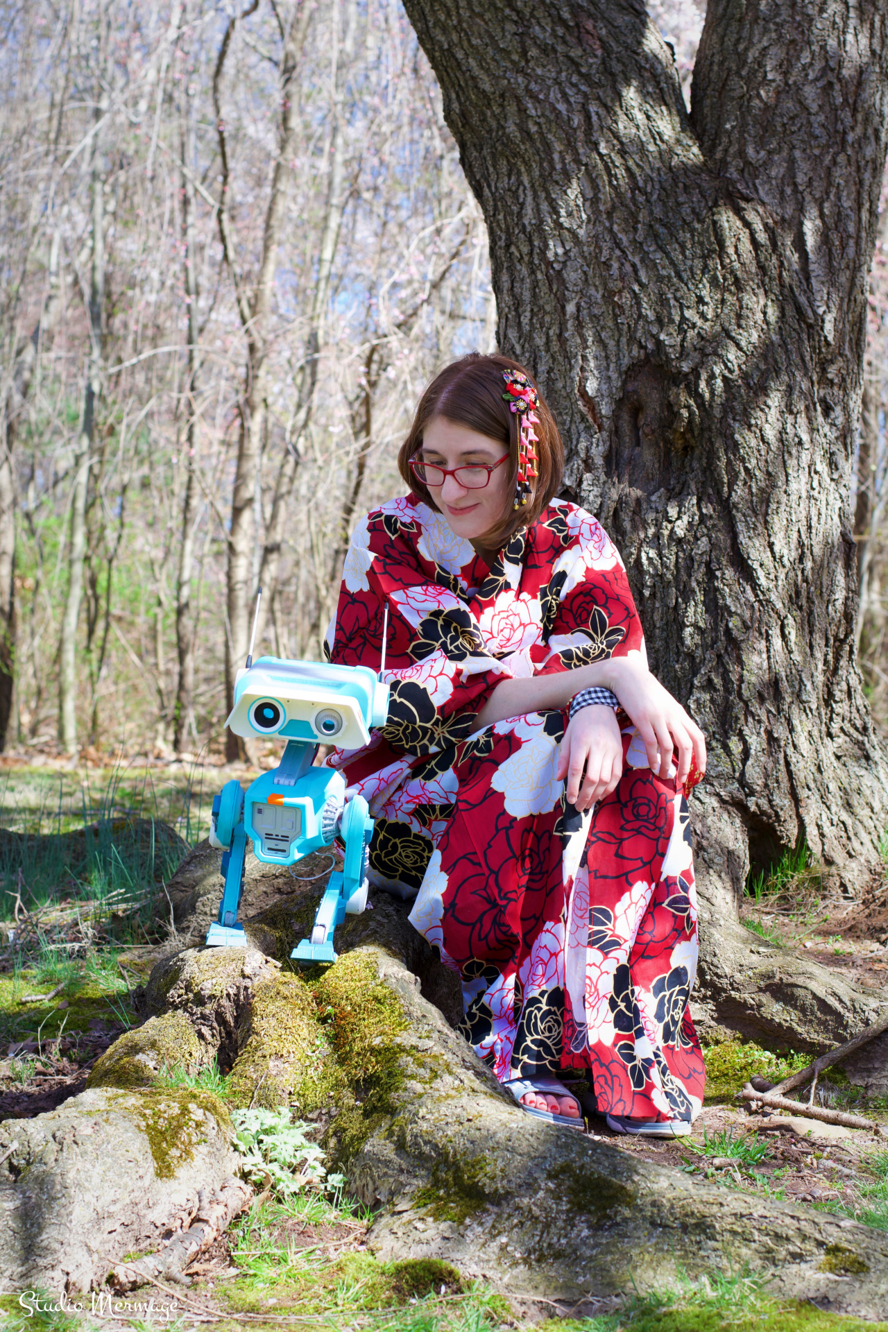 Last Saturday, we visited a park with cherry blossoms for the first day of their cherry blossom festival. I wore my yukata and decided to bring my BD with me, and my sister-in-law got some amazing photos of us hanging out!!This is the outfit I was wearing when the guy asked me if I was doing a “Japanese-inspired Rey costume”  😂 Nope I am just me with my droid!!Check out my SIL’s photography instgram! #actually me#my stuff #idk what else to tag this with lmao  #me being silly in my yukata  #and my very authentic tj maxx sandals  #THEY WERE 16 BUCKS OK #VERY COMFORTABLE #im not wearing geta i dont wanna break my fuckin ankles