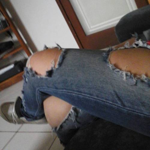 É a crise ta toda….kkkkkkk.Yeah,this economic crises sucks….lol #gotholesinmyjeans #fu