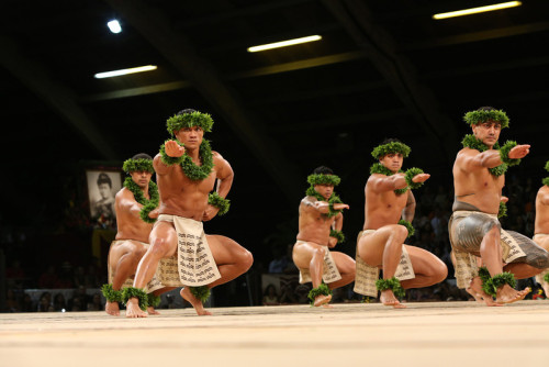 kanakaknowledge:  Hawaiian MenIn my culture the tāne (Men) perform the hura just as much, if not more, than the wāhine (Women). Hārau - Ke Kai ʻO Kahiki (Te Tai ʻO Tahiti) 