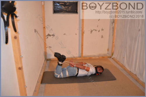 hombresconbotasamarrados: boyzbond2015: JOTITS ballgagged and strictly hogtied JOTITS bâillonn
