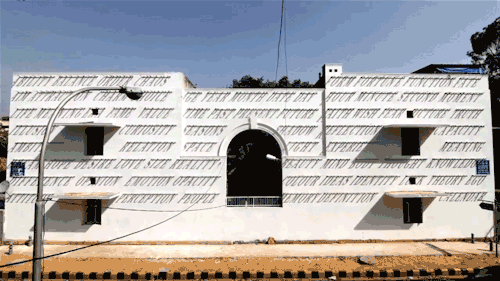thingstolovefor:  Typographic Graffiti That Changes Throughout the Day  Graffiti artist DAKU has created a typographic piece in the Lodhi colony area of New Delhi. Words associated with life and the passage of time are mounted perpendicularly, casting