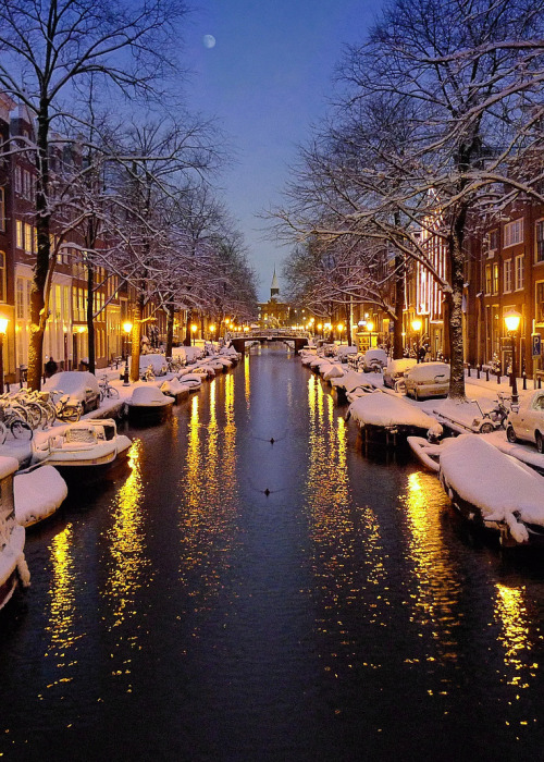 coiour-my-world:Winter magic evening in Amsterdam by B℮n