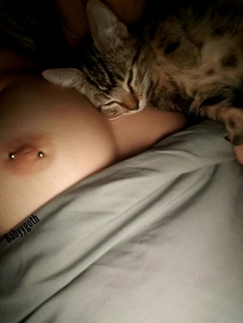 babyygoth:Morning snuggles porn pictures