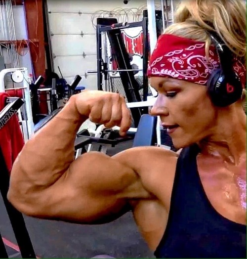 zimbo4444:  ..Aleesha Young..big huge juicy sexy  biceps..  ✨