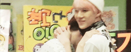 yeollovemebaek:Sehun having a moment with Kyungsoo (◡‿◡✿)