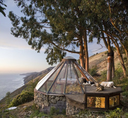 ropesadismstudy:  outofdarkness55:  captain-meanwhile:  Glass dome roof home in Big Sur, California with sleeping loft suspended from the home’s roof. The upper vent serves as the home’s thermostat. The Greenhouse was built in 1976 by Micky Muennig.