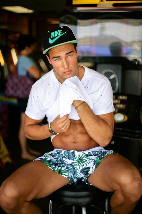 meniloveat5280:  Follow for over 100,000 examples of The Art of Man.  With over 30,000 fans, something is going right.