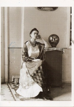 frida-kahlo: Frida Kahlo en el estudio de