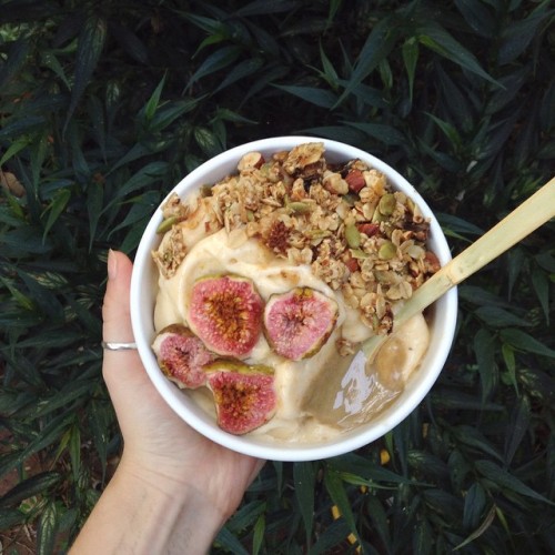 Well hello #breakfast {peach nanaicecream, @ohsheglows chunky granola, figs and tahini} 🌻