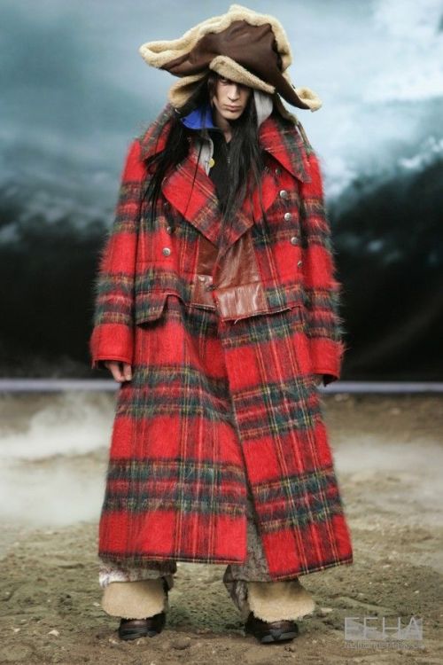 John Galliano, A/W 2005-06. Photo Etienne Tordoir.Courtesy Catwalkpictures.