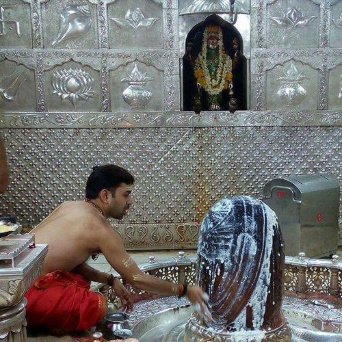 Pujari worshipping Mahakaleshwar lingam, Ujjain, Madhya Pardesh