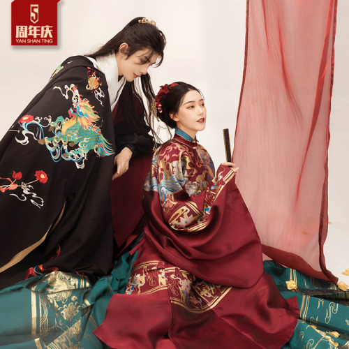 hanfugallery: chinese hanfu by 宴山亭 The second set of hanfu depicts the mythical Chinese beast called