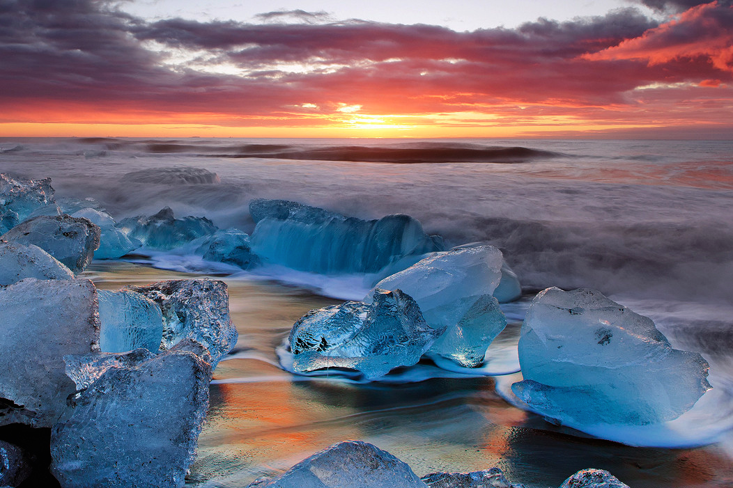 nubbsgalore:   a song of ice and fire. photos from jokulsarlon, iceland by (click