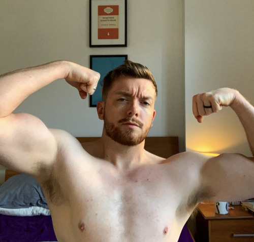 chrisjonesgeek:Feeling my biggest for a while&hellip;and my palest! 