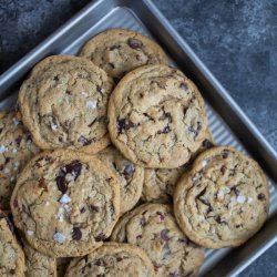 dessertgallery:  chocolate chunk cookies-Your source of sweet inspirations! || Save 10%+ on Ceramic Cookware &amp; Bakeware!