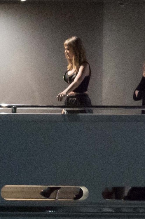 noitsdani: palegingerbabies:Taylor and Future filming End Game in Miami Boobs?!